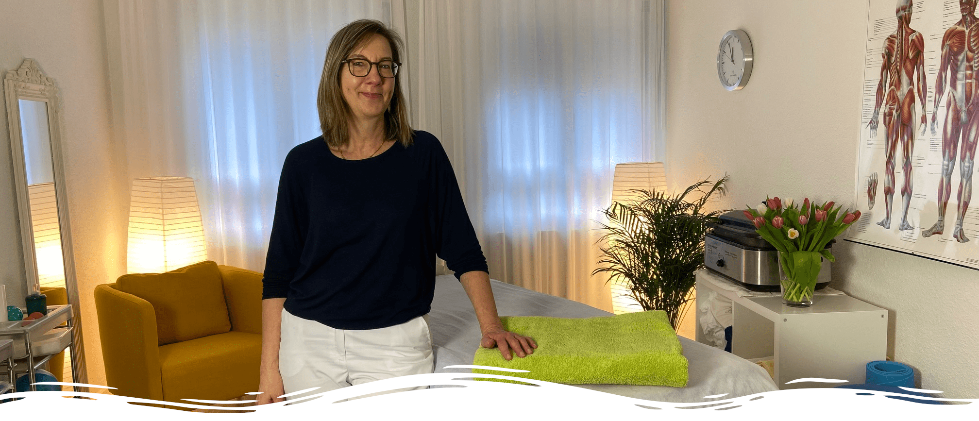 Rita Dür in ihrem Büro, lächelnd und bereit, Patienten zu empfangen