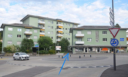 Aussenansicht der Praxis mit einem Pfeil, der den Eingang markiert.
